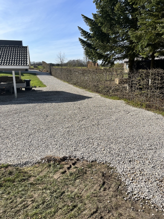 Ny indkørsel med grus