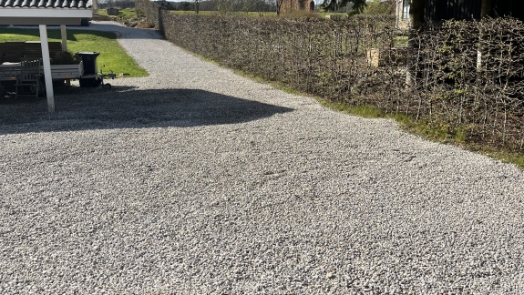 Ny indkørsel med grus
